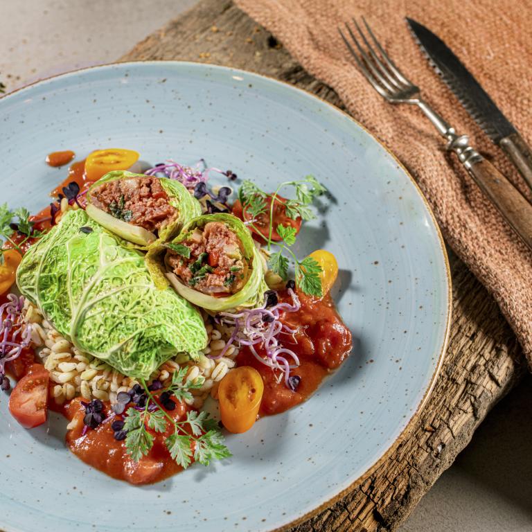 Wirsingroulade mit Ebly, Paprikasauce und Sensational Hack