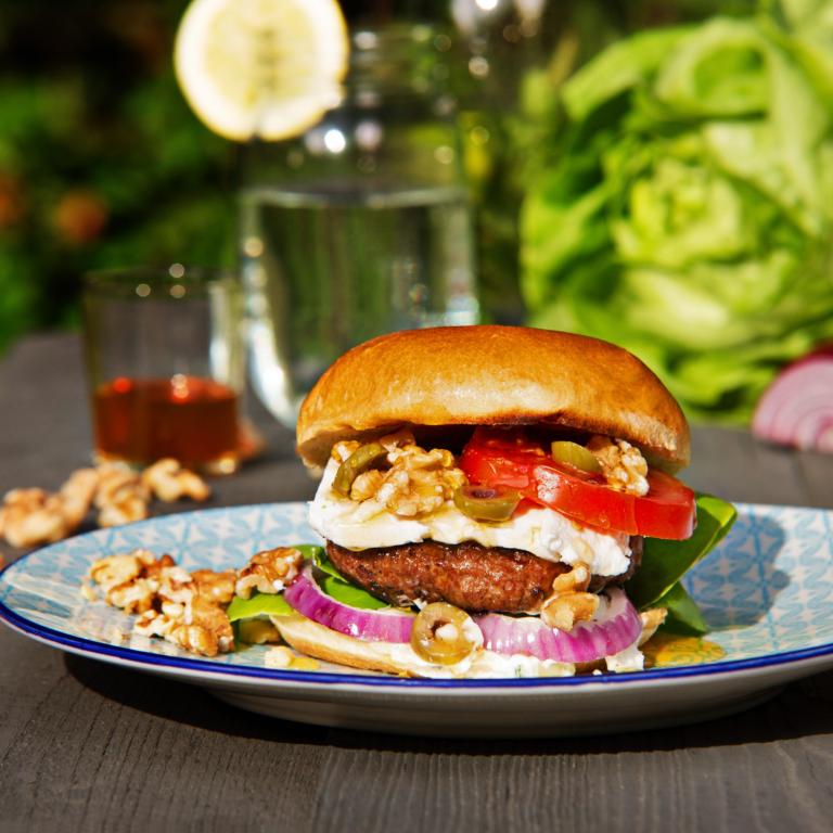 Griechischer Sensational Burger mit Feta und Oliven Griechischer Sensational Burger