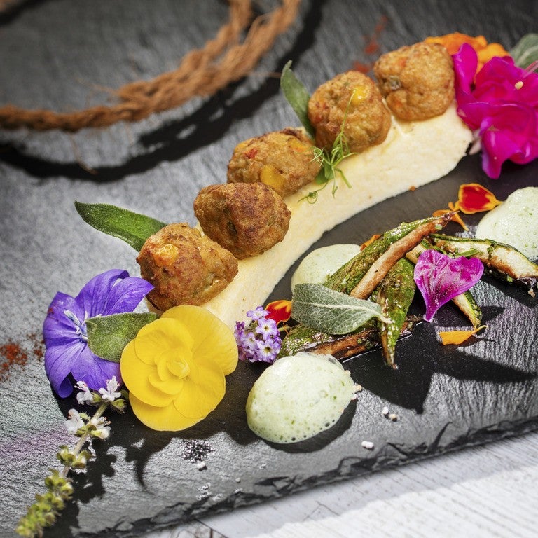 Vegetarische Gemüsebällchen an Polenta