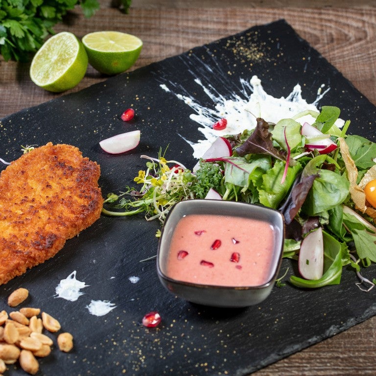 Vegetarische Schnitzel an frischen Wildkräutersalat Vegetarische Schnitzel an frischen Wildkräutersalat