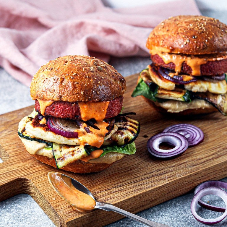 Veggie Burger mit Halloumi und Hummus