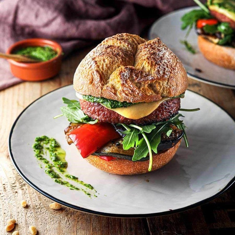 Veganer Mediterraner Burger mit Antipastigemüse