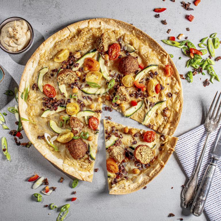 Mediteraner Flammkuchen mit Falafel