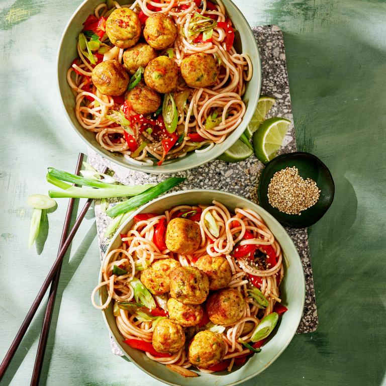 Gemüsebällchen mit Nudeln & Sweet-Chili-Sauce Gemüsebällchen mit Nudeln & Sweet-Chili-Sauce