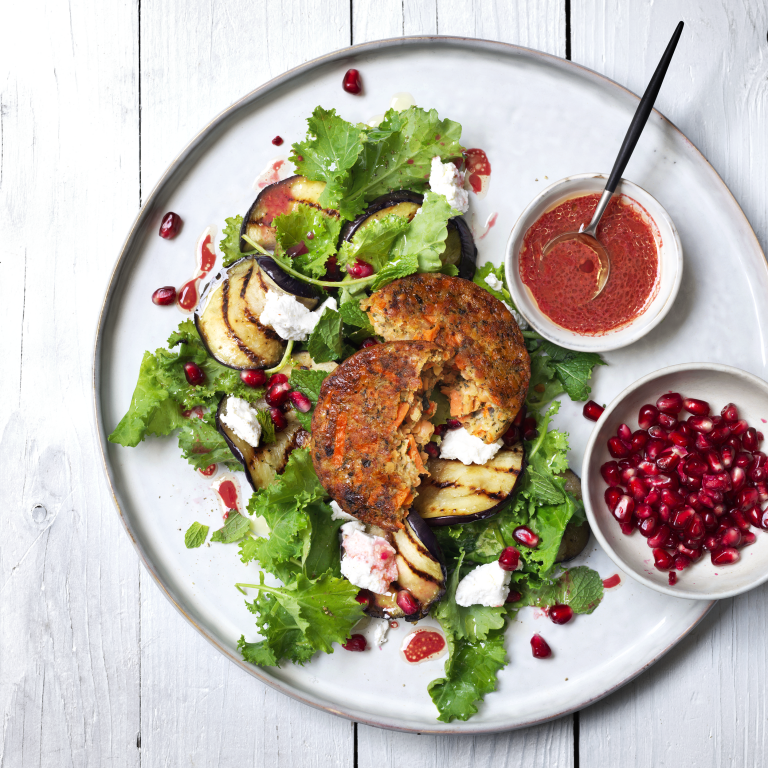 Spinat-Auberginen-Salat mit Linsenburger Spinat-Auberginen-Salat mit Linsenburger