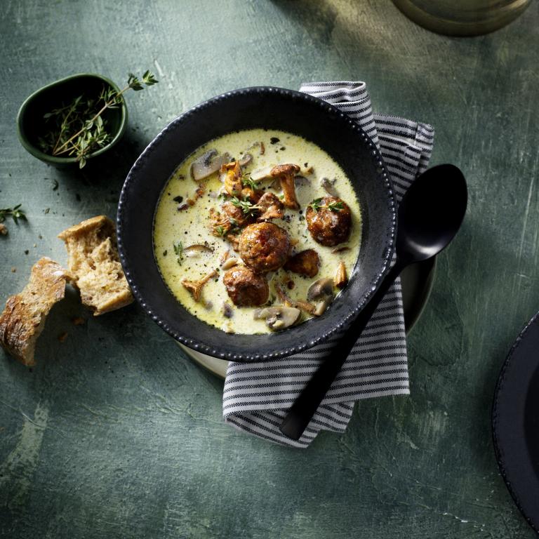 Cremige Pilzsuppe mit Gemüsebällchen Cremige Pilzsuppe mit vegetarischen Bällchen