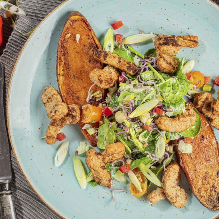 Vegetarische Filetstreifen mit gebackener Süßkartoffel und Spinatsalat