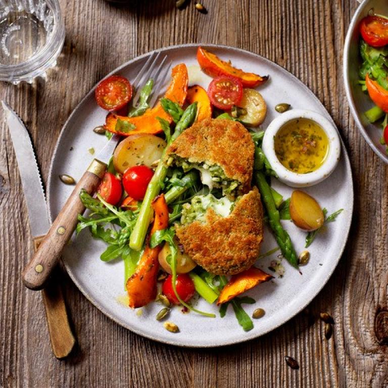Spinat-Käse Knuspertaschen mit Spargel-Kürbis-Salat Spinat-Käse Knuspertaschen mit Spargel-Kürbis-Salat