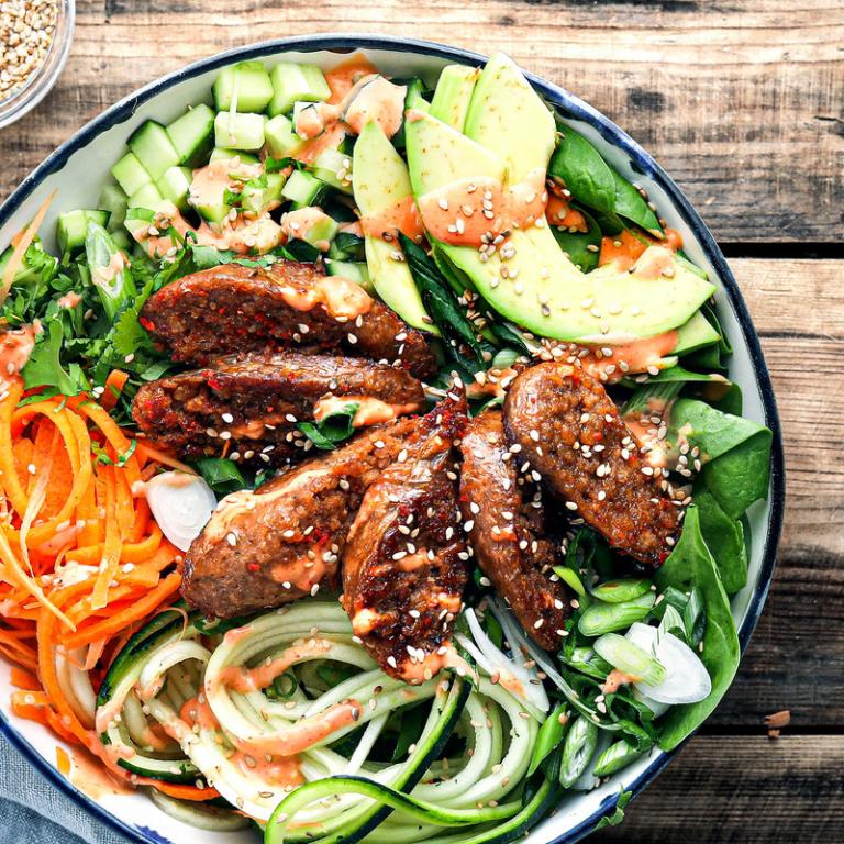 Buddha Bowl mit veganer Bratwurst