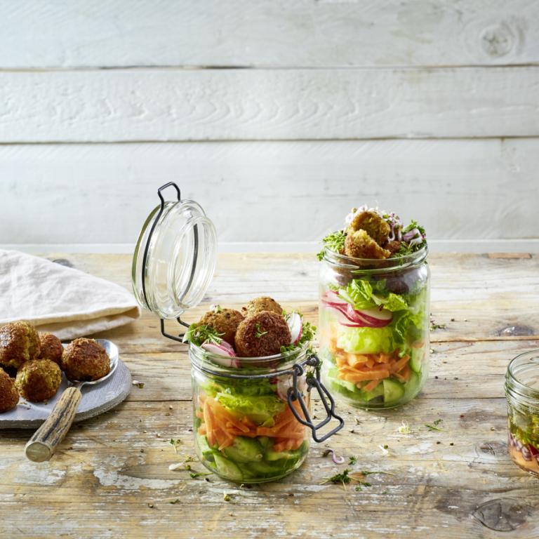 Schichtsalat „spring awake“ mit Falafel Falafel Schichtsalat