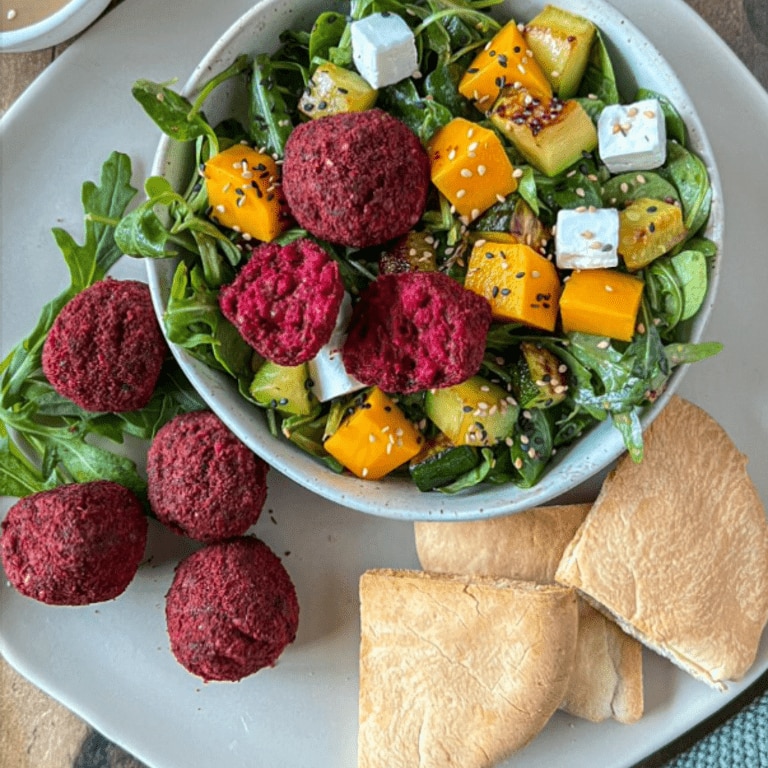 Rote Bete Falafel Salat mit Tahini Dressing