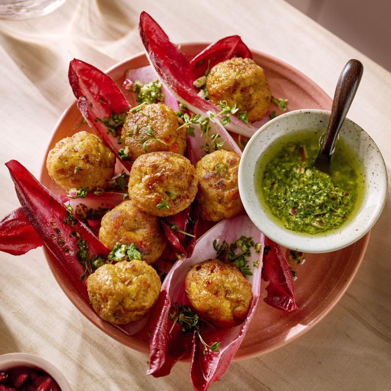 Gemüsebällchen Schiffchen mit Kräuterdressing Gemüsebällchen Schiffchen mit Kräuterdressing