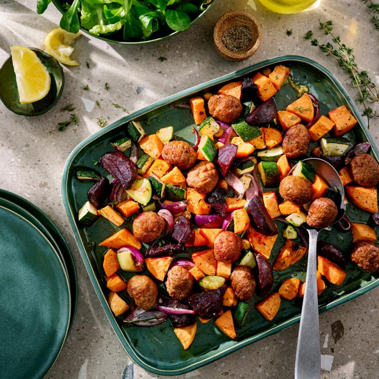 Traybake Wintersalat mit vegetarischen Hackbällchen Traybake Wintersalat mit vegetarischen Hackbällchen