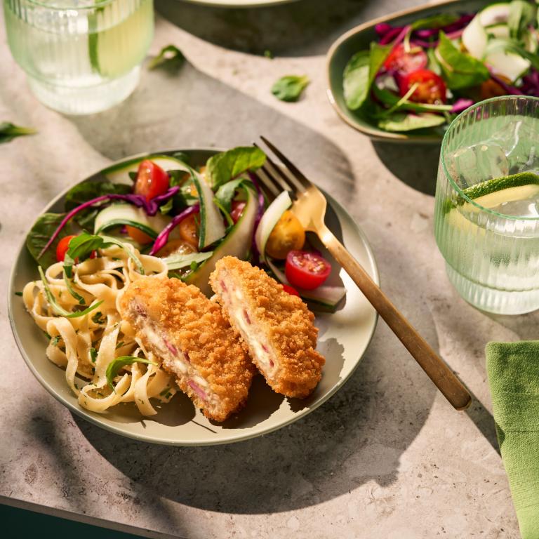 Knuspertaschen Cordon Bleu-Art mit Tagliatelle und Salat Knuspertaschen Cordon Bleu-Art mit Tagliatelle und Salat