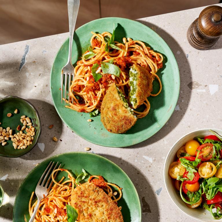 Spinat-Käse Knuspertaschen mit Spaghetti in Tomatensauce Spinat-Käse Knuspertaschen mit Spaghetti in Tomatensauce