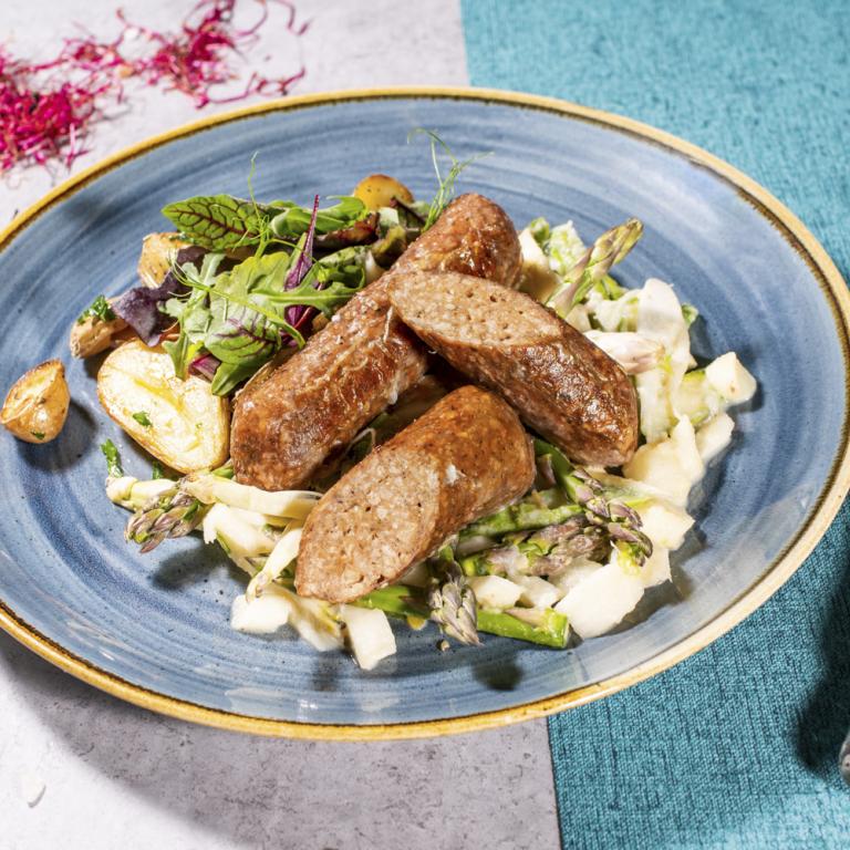 Vegane Sensational Bratwurst mit cremigem Spargelragout und Kräuterkartoffeln Vegane Sensational Bratwurst mit cremigem Spargelragout