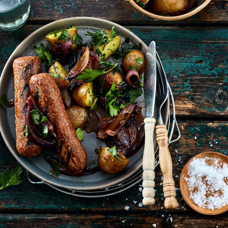 Craft Wurst - Sensational Bratwurst mit Bier-Zwiebeln und Grillkartoffeln
