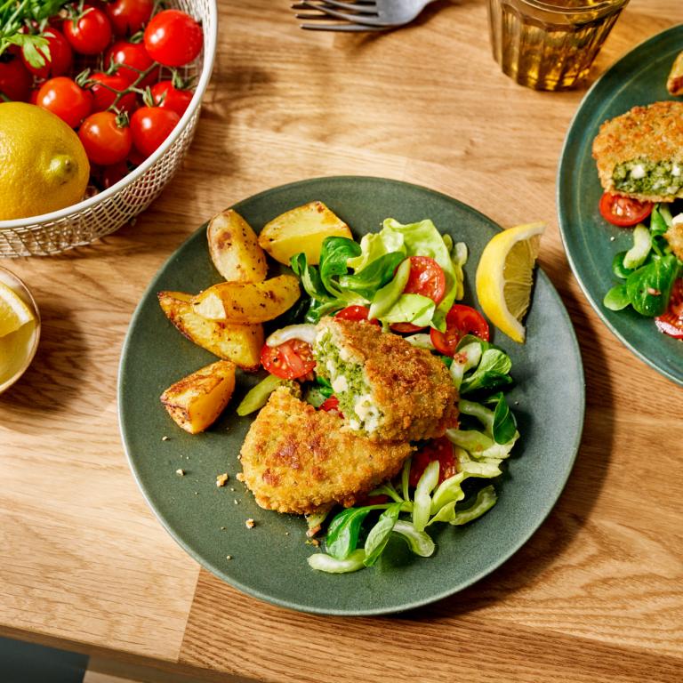 Spinat-Käse Knuspertaschen mit Selleriesalat Spinat-Käse Knuspertaschen mit Selleriesalat