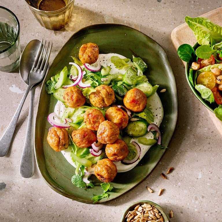 Gemüsebällchen mit Salat und griechischem Joghurt