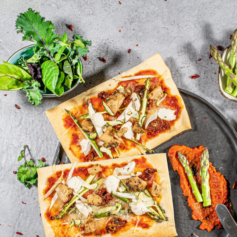 Pizza mit Sensational Filet-Stückchen und Spargel