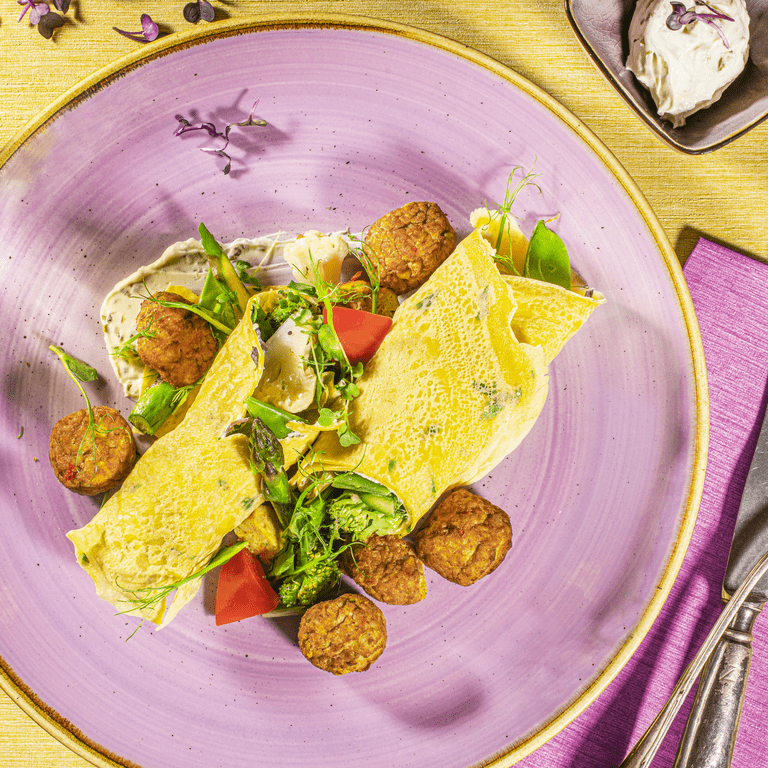 Gefüllter Crepe mit grünem Spargel und Gemüsebällchen