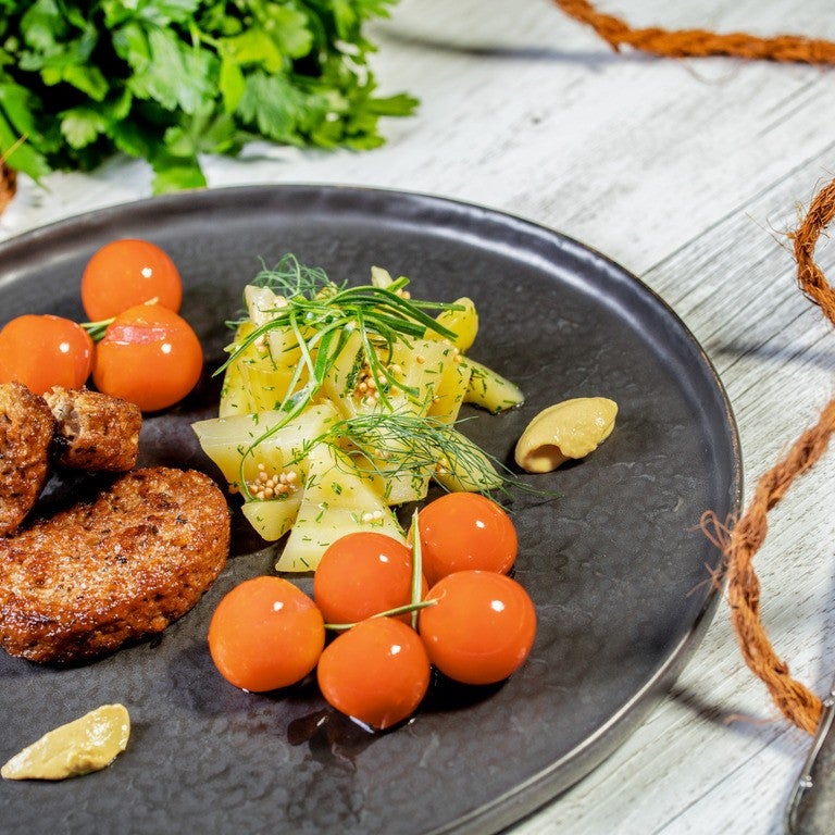 Vegetarische Frikadelle an Schmorgurke